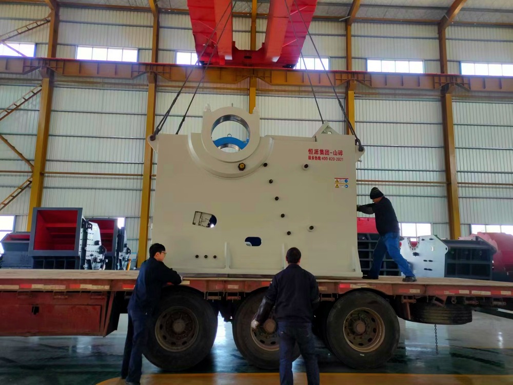 顎破、振動(dòng)篩、喂料機(jī)發(fā)往湖南
